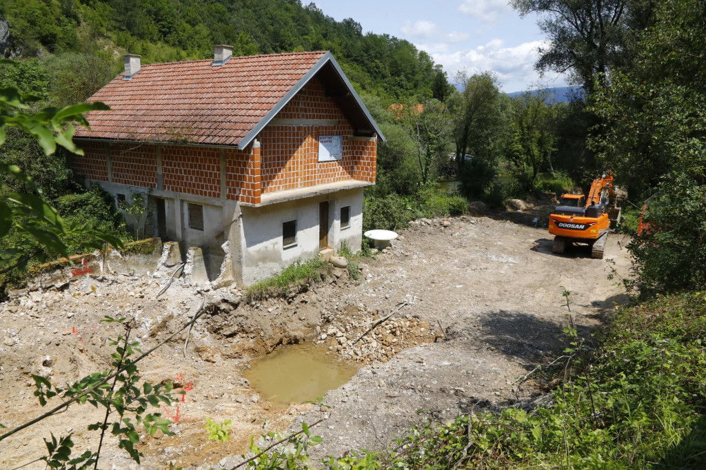 &lt;p&gt;Vrelo na rijeci Uni kod Srba, gdje se trenutno odvijaju radovi na izgradnji male hidroelektrane, koji ostavljaju devastirajuće posljedice na okoliš&lt;/p&gt;