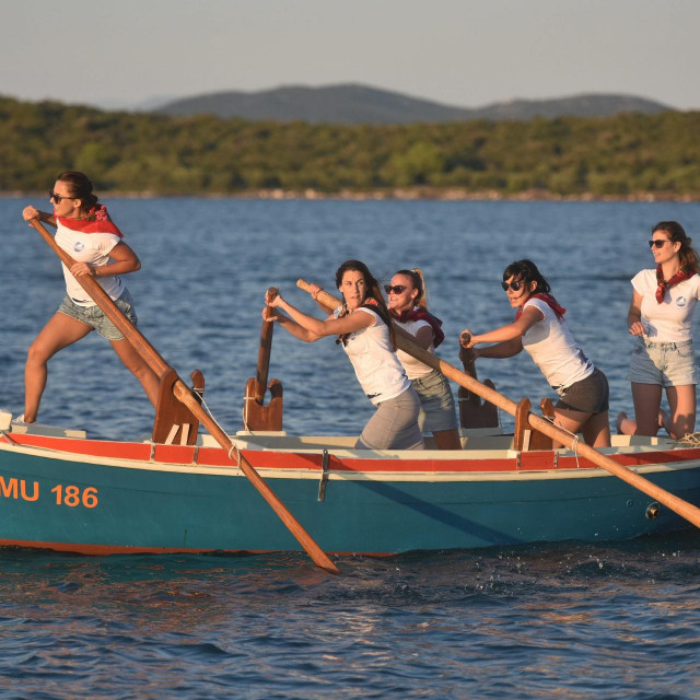 &lt;p&gt;Dlan i veslo - tradicionalna ženska regata&lt;/p&gt;