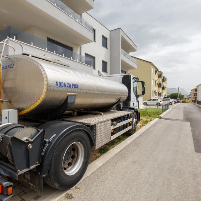 &lt;p&gt;U vodovodne cijevi nekoliko stambenih zgrada u Kaštel Lukšiću ušle su podzemne vode onečišćene fekalijama, kada je jedan njihov susjed bušotinu spojio na javni vodoopskrbni sustav&lt;/p&gt;