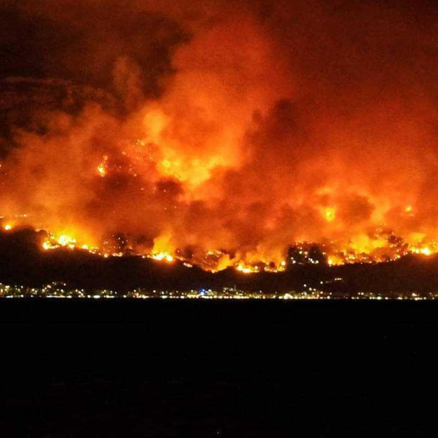 &lt;p&gt;Pogled s Hvara na stravičan požar u Gornjim Tučepima &lt;/p&gt;