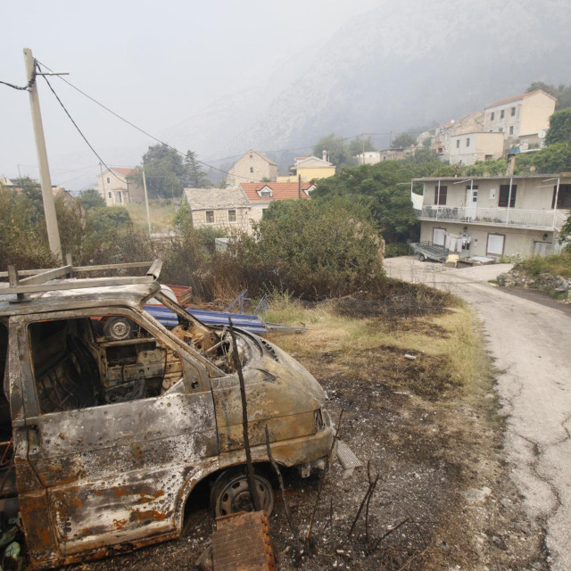 &lt;p&gt;Apokaliptične scene smo zatekli u Sridi Sela gdje su izgorjeli automobili, stare kamene kuće i veći dio makije i obrađenog zemljišta&lt;/p&gt;