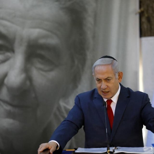 &lt;p&gt; Benjamin Netanyahu s Goldom Meir u pozadini&lt;/p&gt;