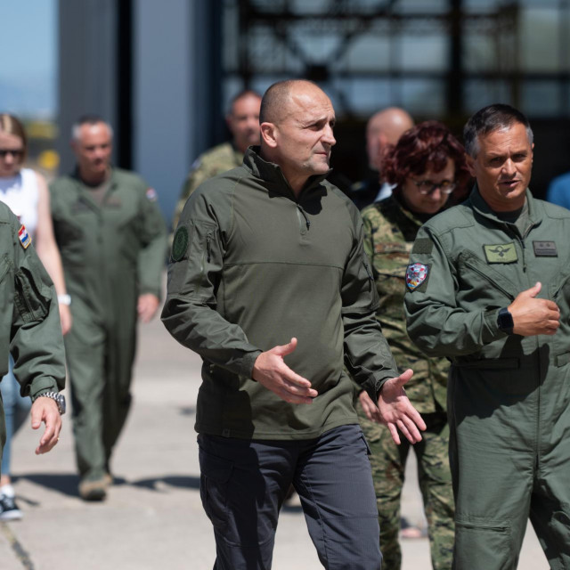 &lt;p&gt;Potpredsjednik Vlade RH i ministar obrane Ivan Anusic posjetio je 855. protupozarnu eskadrilu Hrvatskog ratnog zrakoplovstva u vojarni Pukovnik Mirko Vukusic u Zemuniku. Na fotografiji: Kresimir Razov, Ivan Anusic, Darko Kucej&lt;/p&gt;