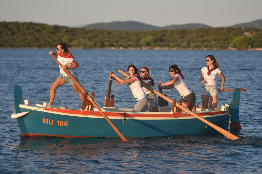 &lt;p&gt;Dlan i veslo - tradicionalna ženska regata&lt;/p&gt;