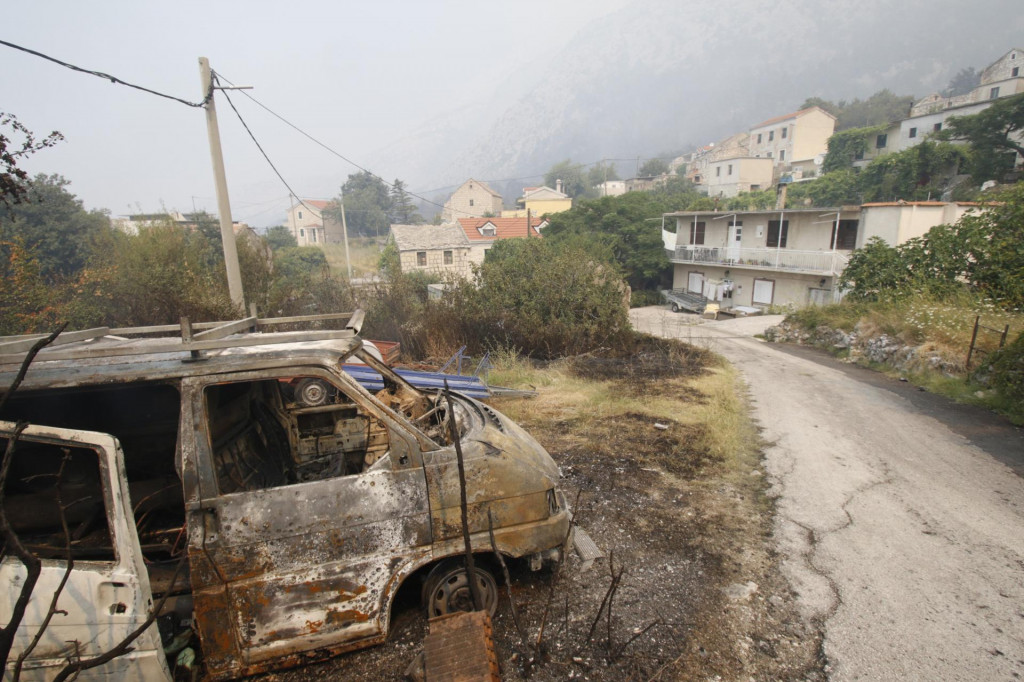 &lt;p&gt;Apokaliptične scene smo zatekli u Sridi Sela gdje su izgorjeli automobili, stare kamene kuće i veći dio makije i obrađenog zemljišta&lt;/p&gt;