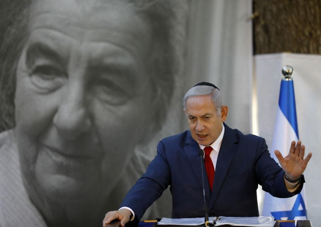 &lt;p&gt; Benjamin Netanyahu s Goldom Meir u pozadini&lt;/p&gt;