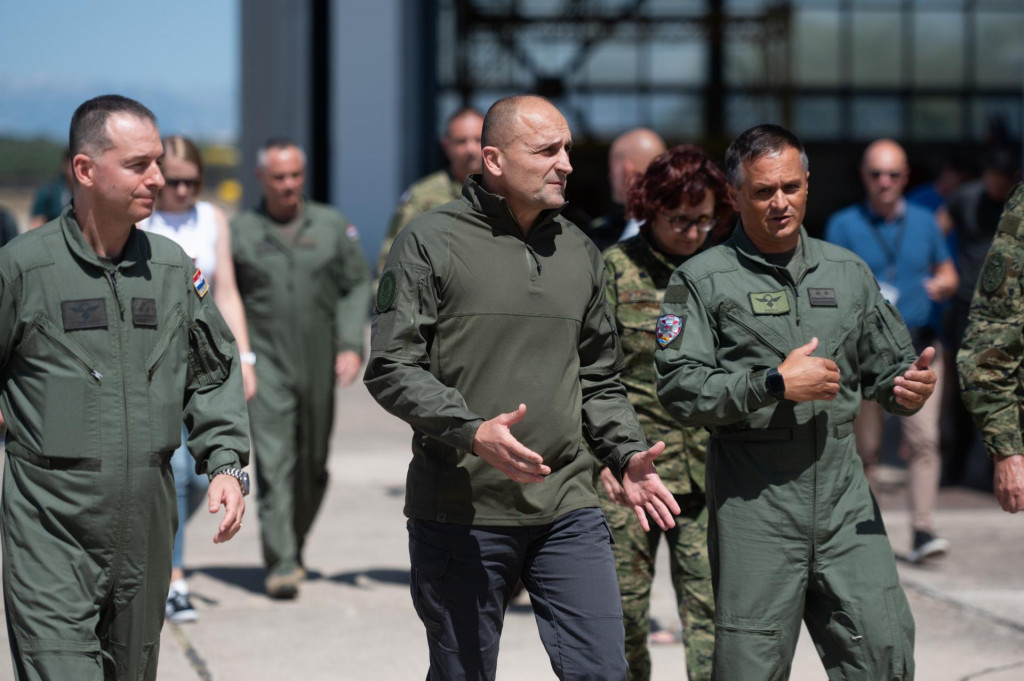 &lt;p&gt;Potpredsjednik Vlade RH i ministar obrane Ivan Anusic posjetio je 855. protupozarnu eskadrilu Hrvatskog ratnog zrakoplovstva u vojarni Pukovnik Mirko Vukusic u Zemuniku. Na fotografiji: Kresimir Razov, Ivan Anusic, Darko Kucej&lt;/p&gt;