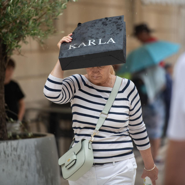 &lt;p&gt;Zadar, 070823.&lt;br&gt;
Turiste i Zadrane je danas oko 13h iznenadio jak pljusak od kojeg su se svi brzo sakrili pod suncobrane obliznjih kafica.&lt;br&gt;