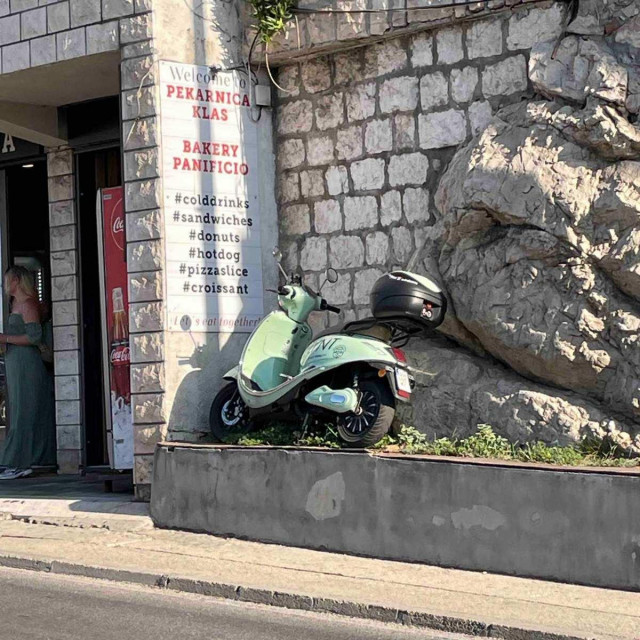 &lt;p&gt;Skuter za iznajmljivanje završio na zidiću ispred pekare na Belviju&lt;/p&gt;