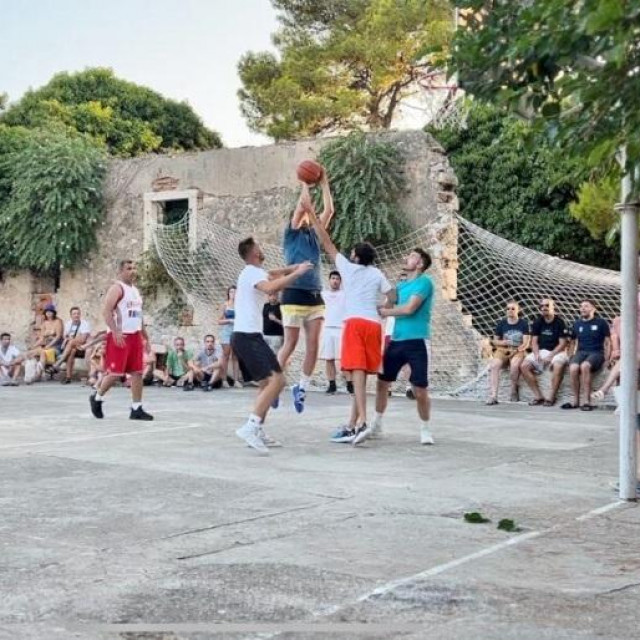 &lt;p&gt;Na Lazaret streetball turniru za bolesnog Karla Magaša prikupljeno 3500 eura&lt;/p&gt;