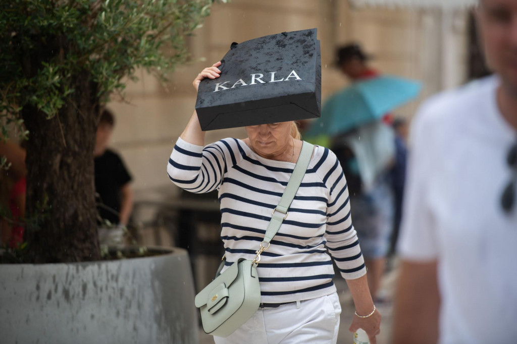 &lt;p&gt;Zadar, 070823.&lt;br&gt;
Turiste i Zadrane je danas oko 13h iznenadio jak pljusak od kojeg su se svi brzo sakrili pod suncobrane obliznjih kafica.&lt;br&gt;