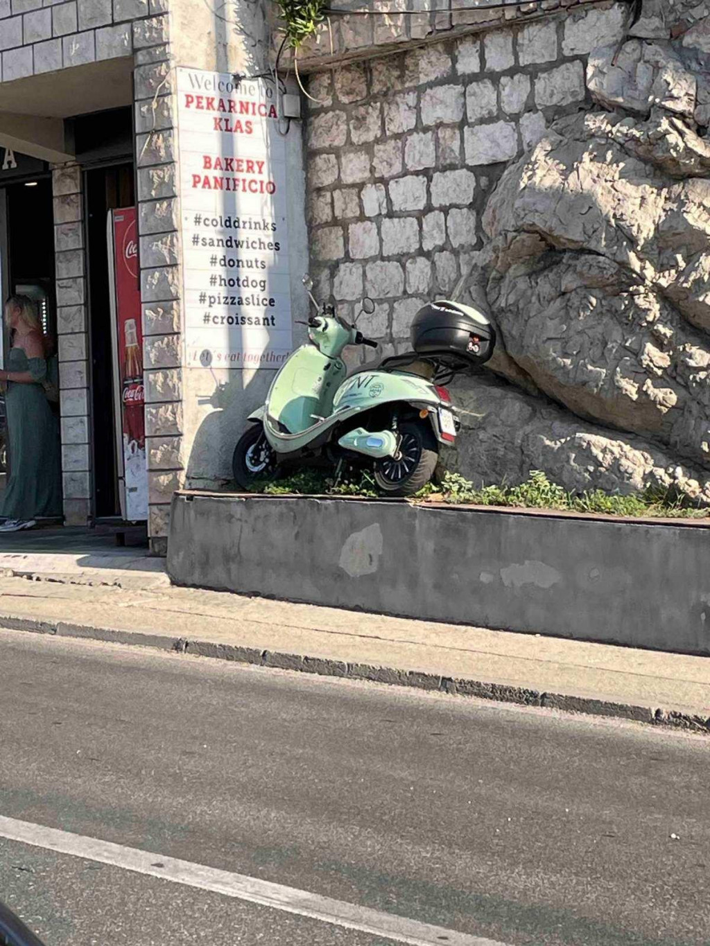 &lt;p&gt;Skuter za iznajmljivanje završio na zidiću ispred pekare na Belviju&lt;/p&gt;