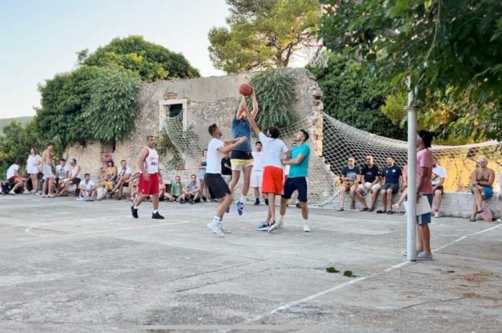 &lt;p&gt;Na Lazaret streetball turniru za bolesnog Karla Magaša prikupljeno 3500 eura&lt;/p&gt;