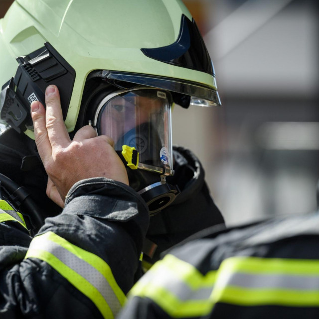 &lt;p&gt;- Teško je govoriti o uzrocima. Tu je policija koja radi na tome. Znamo mjesto odakle je krenulo i radi se i na tome, rekao je za &lt;a href=”https://vijesti.hrt.hr/hrvatska/jos-uvijek-gori-u-tucepima-i-u-vrsinama-kod-trogira-11689499”&gt;HRT &lt;/a&gt;Darko Dukić, županijski vatrogasni zapovjednik.&lt;/p&gt;