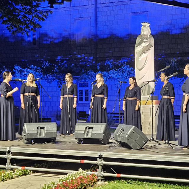 &lt;p&gt;Klapa ”Arija” iz Opuzena na pozornici pred skulpturom sinjske Majke&lt;/p&gt;