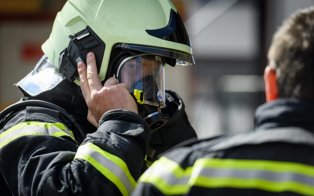 &lt;p&gt;- Teško je govoriti o uzrocima. Tu je policija koja radi na tome. Znamo mjesto odakle je krenulo i radi se i na tome, rekao je za &lt;a href=”https://vijesti.hrt.hr/hrvatska/jos-uvijek-gori-u-tucepima-i-u-vrsinama-kod-trogira-11689499”&gt;HRT &lt;/a&gt;Darko Dukić, županijski vatrogasni zapovjednik.&lt;/p&gt;