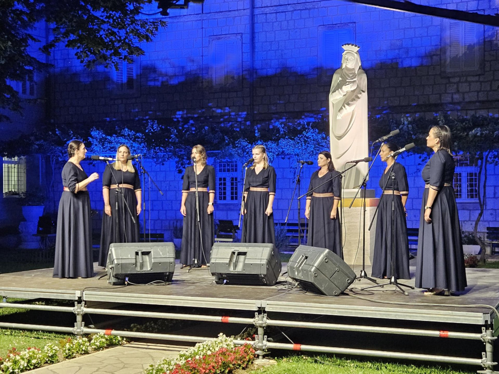 &lt;p&gt;Klapa ”Arija” iz Opuzena na pozornici pred skulpturom sinjske Majke&lt;/p&gt;