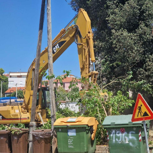 &lt;p&gt;bager ruši stablo na mjestu buduće gradnje&lt;/p&gt;