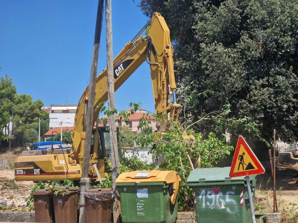 &lt;p&gt;bager ruši stablo na mjestu buduće gradnje&lt;/p&gt;