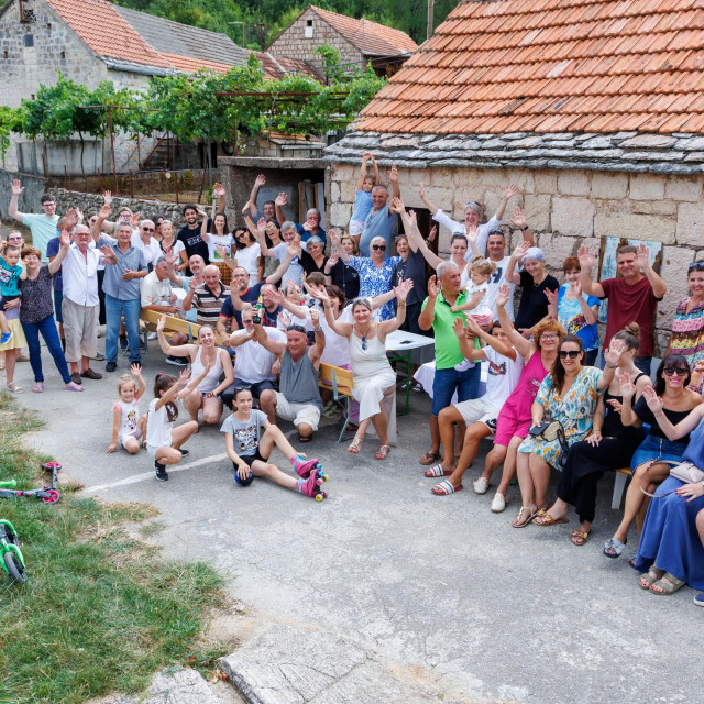 &lt;p&gt;Na ovoj fotografiji svi se prezivaju Radmilo ili su to prezime nosili u dijelu svojeg života&lt;/p&gt;