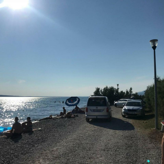 &lt;p&gt;Automobilski promet na plaži Pisak u Selinama, Općina Starigrad&lt;/p&gt;