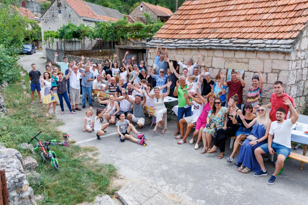 &lt;p&gt;Na ovoj fotografiji svi se prezivaju Radmilo ili su to prezime nosili u dijelu svojeg života&lt;/p&gt;