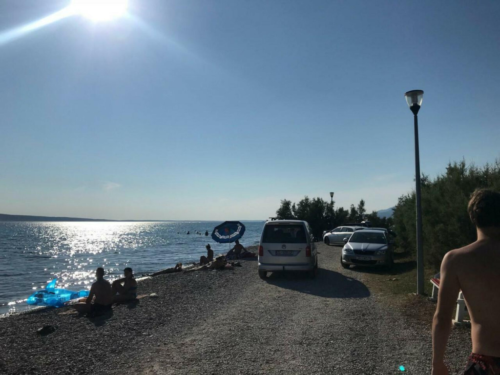 &lt;p&gt;Automobilski promet na plaži Pisak u Selinama, Općina Starigrad&lt;/p&gt;