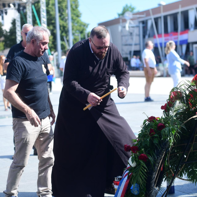 &lt;p&gt;Ivica Jonjić iz Karlovca, predsjednik Udruge hrvatskih branitelja pravoslavne vjere, položio je vijence i zapalio svijeće s đakonom Ilijom Čalinom, rođenim Ličaninom&lt;/p&gt;