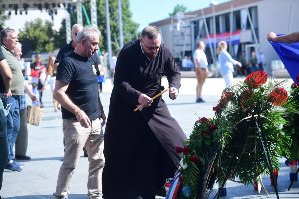 &lt;p&gt;Ivica Jonjić iz Karlovca, predsjednik Udruge hrvatskih branitelja pravoslavne vjere, položio je vijence i zapalio svijeće s đakonom Ilijom Čalinom, rođenim Ličaninom&lt;/p&gt;