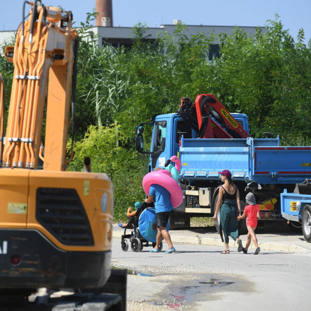 &lt;p&gt;Vrsi, 180724.&lt;br&gt;
U Opcini Vrsi na vise lokacija izvode se radovi.&lt;br&gt;
Na fotografiji: djelatnici Vodovoda d.o.o. saniraju puknuce cijevi.&lt;br&gt;