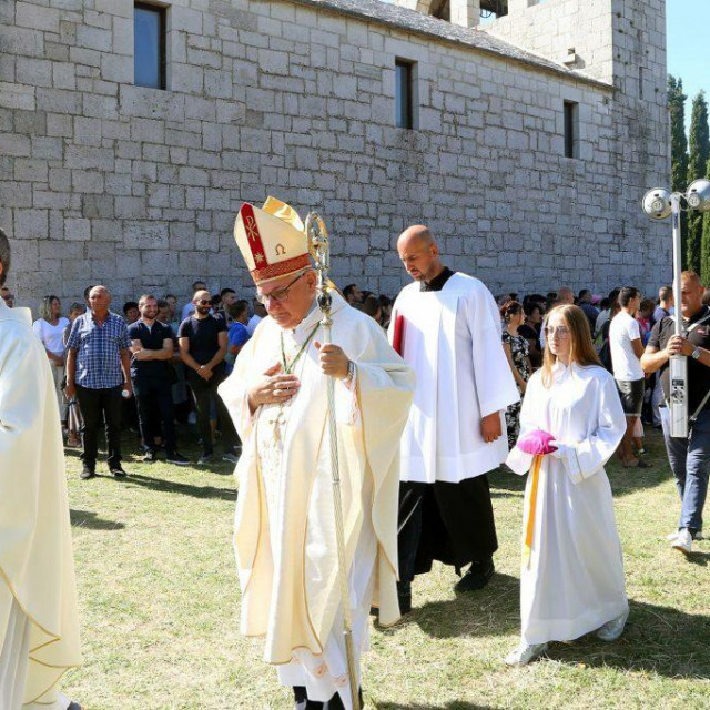 &lt;p&gt;Kninski gvardijan fra Josip Gotovac u procesiji ispred šibenskog biskupa Tomislava Rogića lani u Biskupiji&lt;/p&gt;