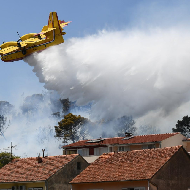 &lt;p&gt;Sibenik, 060824.&lt;br&gt;
Pozar koji je buknuo u okolici Sibenika u Rokicima prijeti kucama, gori borova suma. Zbog pozara je zatvorena magistrala.&lt;br&gt;
Na fotorgafiji: kanader gasi pozar.&lt;br&gt;