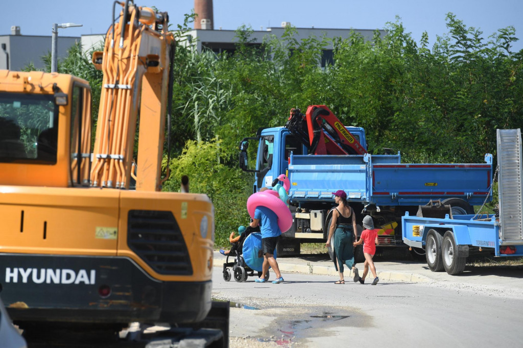 &lt;p&gt;Vrsi, 180724.&lt;br&gt;
U Opcini Vrsi na vise lokacija izvode se radovi.&lt;br&gt;
Na fotografiji: djelatnici Vodovoda d.o.o. saniraju puknuce cijevi.&lt;br&gt;