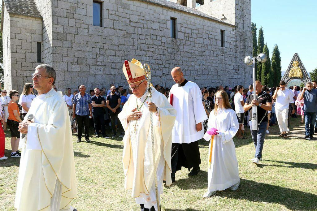 &lt;p&gt;Kninski gvardijan fra Josip Gotovac u procesiji ispred šibenskog biskupa Tomislava Rogića lani u Biskupiji&lt;/p&gt;