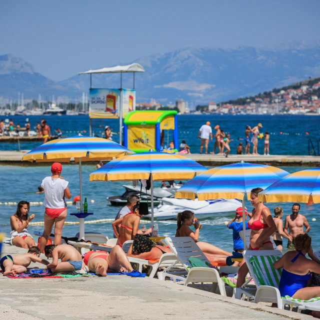 &lt;p&gt;Plaža ispod hotela ‘Medena‘ u Segetu Donjem&lt;/p&gt;