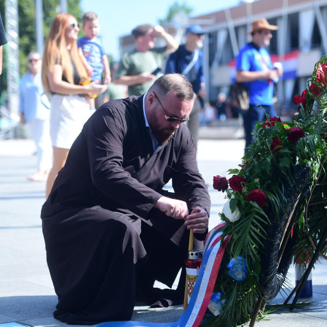 &lt;p&gt;Knin, 050824.&lt;br&gt;
Proslava obiljezavanja Dana pobjede i domovinske zahvalnosti i Dana hrvatskih branitelja te 29. obljetnica vojno redarstvene operacije Oluja.&lt;br&gt;
Na fotografiji: polaganje vijenaca kod Spomenika hrvatske pobjede Oluja 95, pravoslavni djakon Ilija Calina.&lt;br&gt;