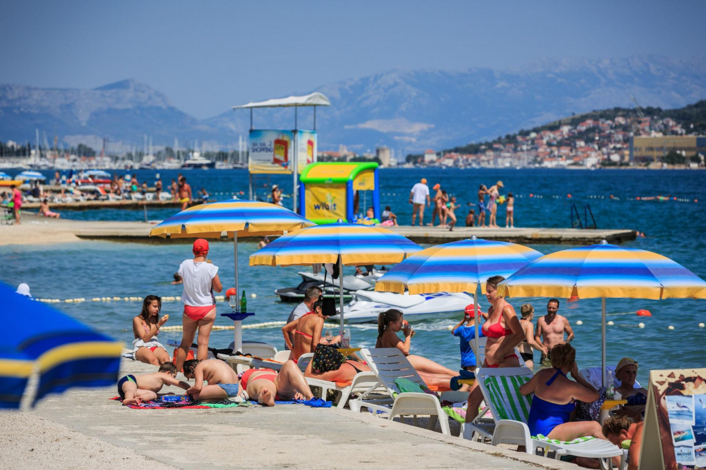 &lt;p&gt;Plaža ispod hotela ‘Medena‘ u Segetu Donjem&lt;/p&gt;