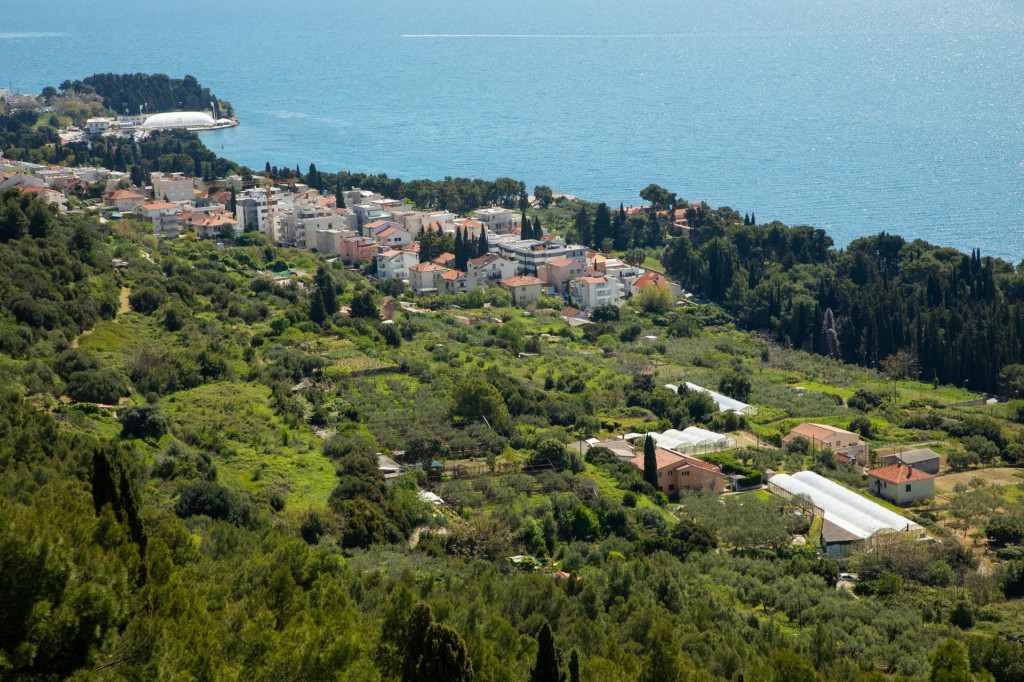 &lt;p&gt;Panorama južne strane park šume Marjan. Šuma, poljoprivreda ili stanogradnja na atraktivnim lokacijma?&lt;/p&gt;