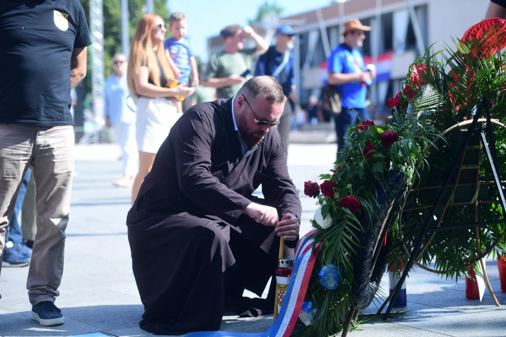 &lt;p&gt;Knin, 050824.&lt;br&gt;
Proslava obiljezavanja Dana pobjede i domovinske zahvalnosti i Dana hrvatskih branitelja te 29. obljetnica vojno redarstvene operacije Oluja.&lt;br&gt;
Na fotografiji: polaganje vijenaca kod Spomenika hrvatske pobjede Oluja 95, pravoslavni djakon Ilija Calina.&lt;br&gt;