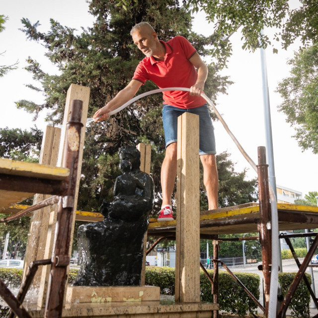 &lt;p&gt;Čišćenje kipa Gospe od Polja na Gripama, u parku na križanju Osječke i Matice hrvatske&lt;/p&gt;