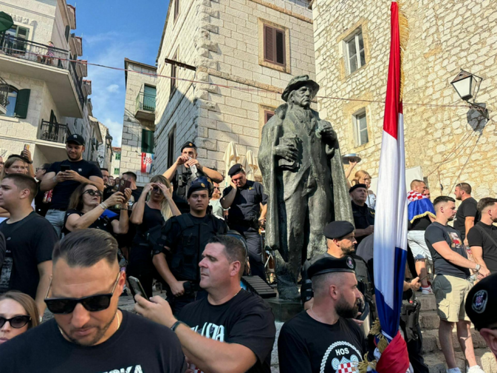 &lt;p&gt;Interventni policajci čuvaju spomenik Tinu Ujeviću u Imotskome, prizor koji vraća nadu&lt;br&gt;
 &lt;/p&gt;