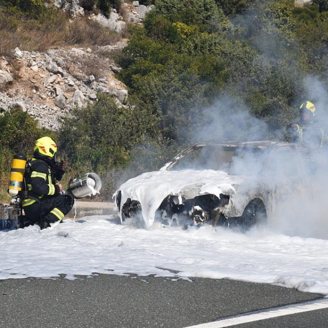 &lt;p&gt;Gašenje zapaljenog osobnog vozila kod čvora Karamatići&lt;/p&gt;