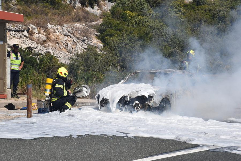 &lt;p&gt;Gašenje zapaljenog osobnog vozila kod čvora Karamatići&lt;/p&gt;