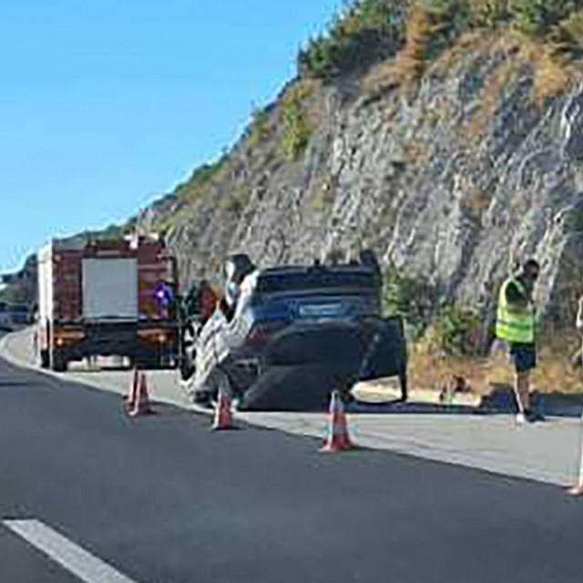 &lt;p&gt;Automobil na krovu između Vrpolja i Prgometa na autocesti A1 u pravcu Dubrovnika&lt;/p&gt;