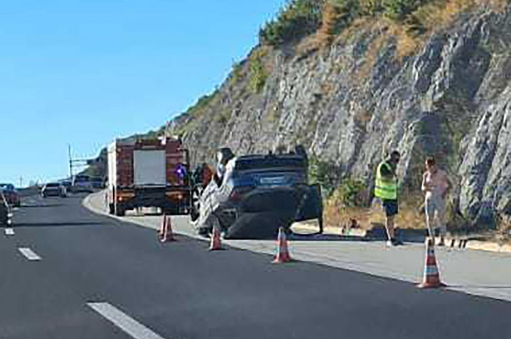 &lt;p&gt;Automobil na krovu između Vrpolja i Prgometa na autocesti A1 u pravcu Dubrovnika&lt;/p&gt;