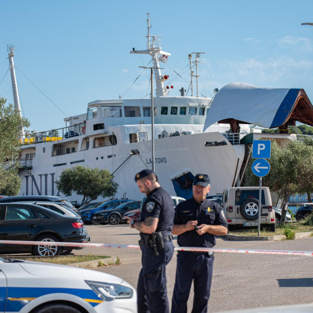 &lt;p&gt;Policajci na mjestu teške radne nesreće na Jadrolinijinu trajektu&lt;br&gt;
 &lt;/p&gt;