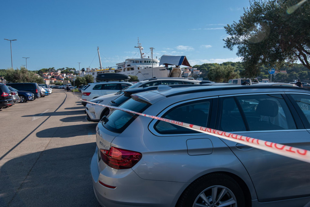 &lt;p&gt;Mali Losinj, 110824.&lt;br&gt;
Rampa trajekta Lastovo prikljestila pomorce, dva su poginula, jedan je tesko ozlijedjen. Policijski ocevid je u tijeku.&lt;br&gt;