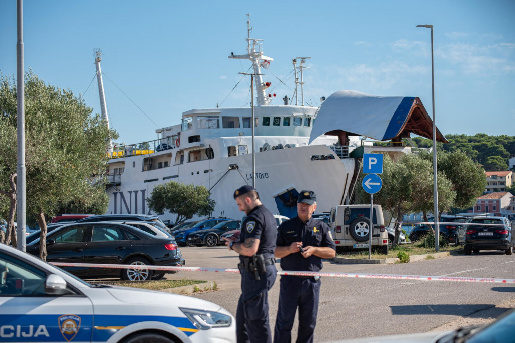 &lt;p&gt;Policajci na mjestu teške radne nesreće na Jadrolinijinu trajektu&lt;br&gt;
 &lt;/p&gt;