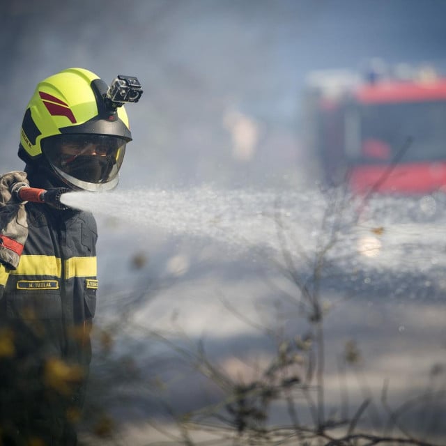 &lt;p&gt;Kastel Sucurac, 010620.&lt;br&gt;
Oko 17 sati u Kastel Sucurcu iznad magistrale izbio je pozar. Nosen jakim vjetrom, ugrozio je kuce, no zahvaljujuci brzoj intervenciji vatrogasaca, pozar je stavljen pod kontrolu.&lt;br&gt;