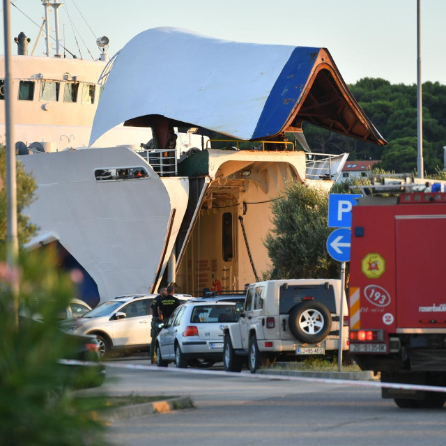 &lt;p&gt;Rampa trajekta Lastovo prikljestila mornare, tri su poginula, jedan je tesko ozlijedjen. Policijski ocevid je u tijeku.&lt;br&gt;
 &lt;/p&gt;